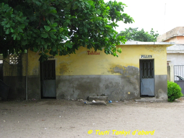 enfant de Waly Diouf toilettes